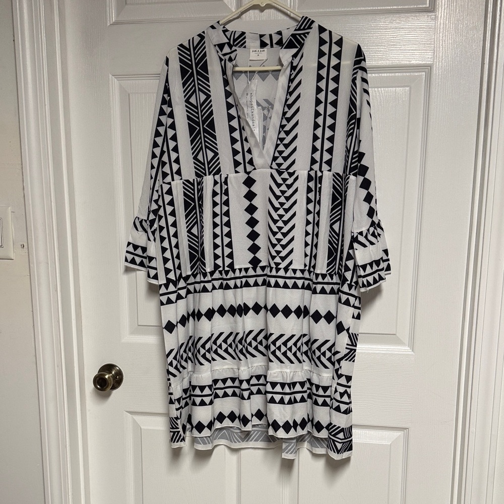 Chic Black and White Geometric Tunic Dress